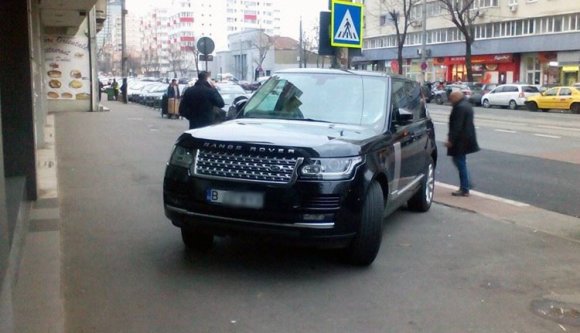 Tilos lesz a járdán parkolni