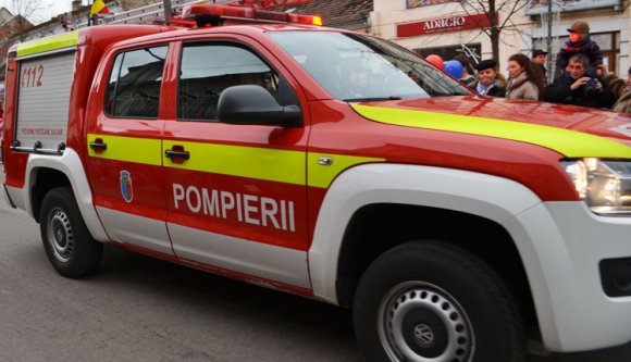 Szirénázó tűzoltóautónak hajtott egy rendőrautó