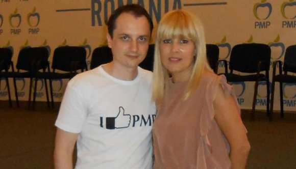 Na ki a faszagyerek? Dúskál az ajánlatokban a társkereső politikus