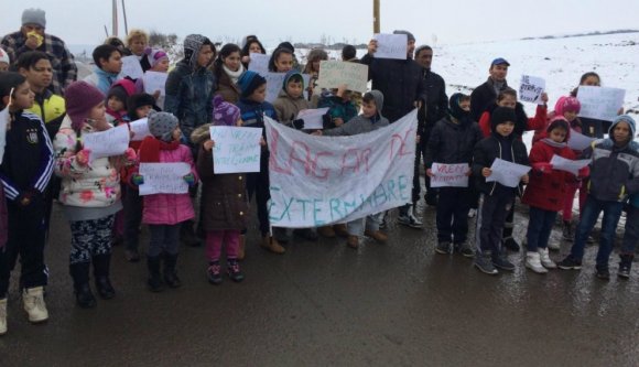 Lázadoznak a bűz ellen a Patarétre száműzött romák