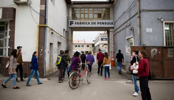 Kettészakadt a Kolozsvár kortárs művészeti elitjének otthont adó Ecsetgyár