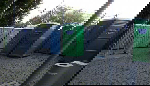 Már csak ez hiányzott: mobilvécéket helyeznek el a kolozsvári buszmegállókban