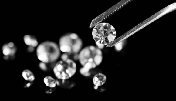 Gyémántokat talált a turkálóban vásárolt ruhában