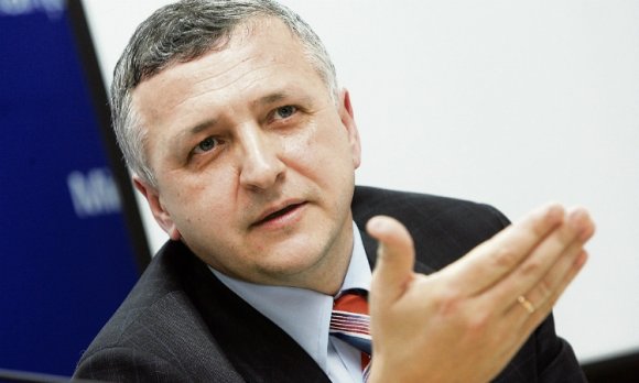 Menesztették a korrupcióval vádolt adóhivatali vezetőket