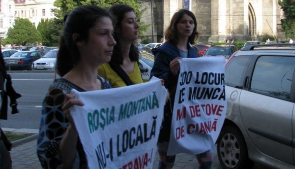 Elküldi munkásai zömét az RMGC
