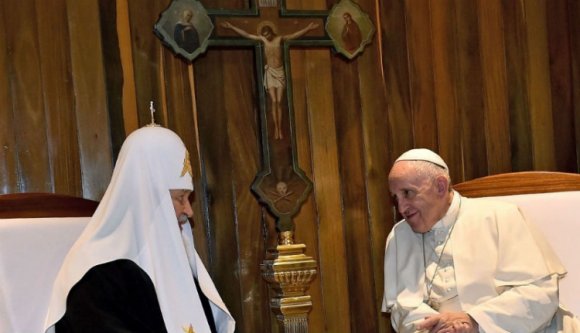 Ezer év után először találkozott a római pápa és az orosz pátriárka