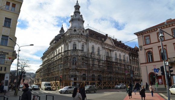 Elkezdődött a kolozsvári Continental szálló homlokzatának felújítása