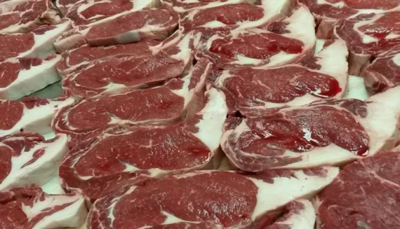 Negyven éves húst találtak két boltban