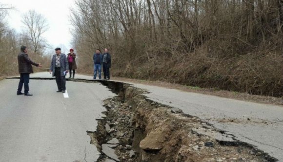 Beomlott a nemrég felújított út Arad megyében