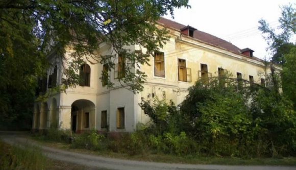 Csendben (r)omolgat a sárközi Vécsey-kastély