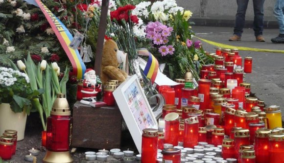 Négy hónappal a tűzvész után is gyúlnak gyertyák Bukarestben