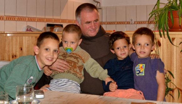 Vegzálják a hatóságok Böjte atya otthonait