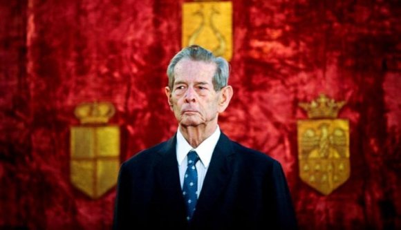 Visszavonul Mihály király