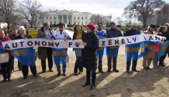 A székely autonómiáért tüntettek a Fehér Ház előtt