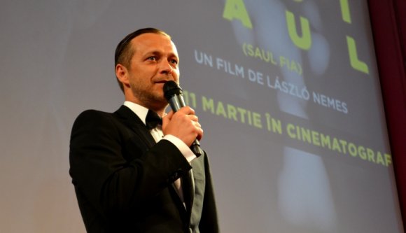 Élőszoborral és élő beszélgetéssel indult a Saul fia kolozsvári diadalútjára