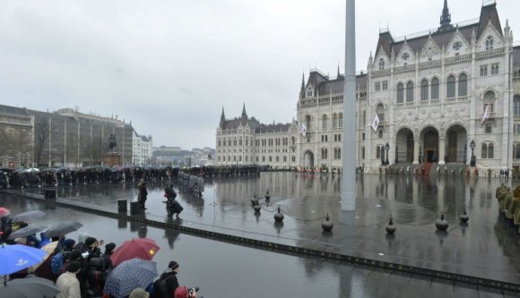 Most már hivatalosan is ünnep van: felvonták a nemzeti lobogót