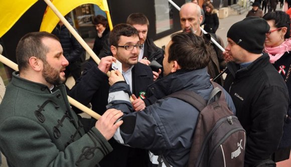 Nem engedte a rendőrség a vonulást Erdély zászlójával (VIDEÓ)