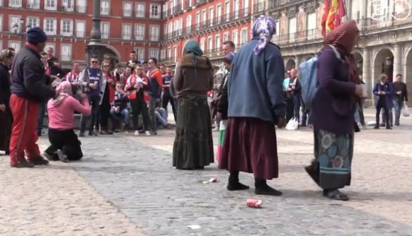 Román koldusokat aláztak meg holland drukkerek