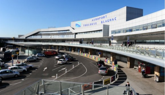 Kiürítettek egy francia repteret