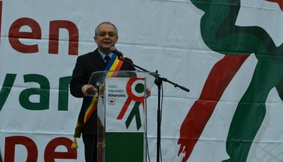 Muszáj lecsapni Boc párbeszédet ígérő ajánlatára