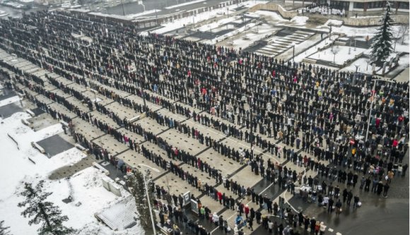 Ezrek szenteltettek ételt Csíkszereda főterén