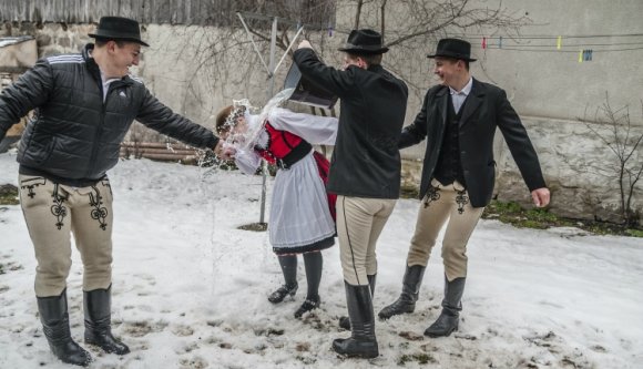 A hó sem szegte a legények locsolkodós kedvét Csíkban