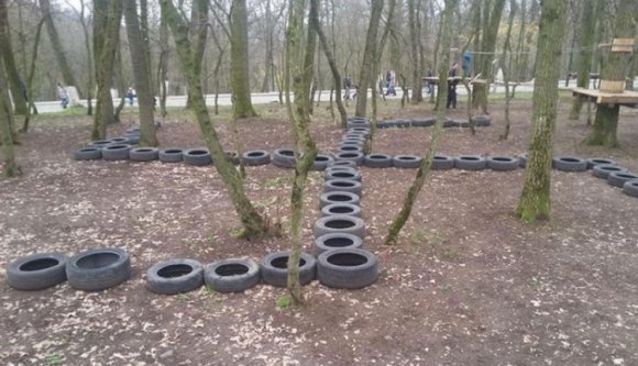 Horogkeresztet alakítottak ki autógumikból Marosvásárhelyen