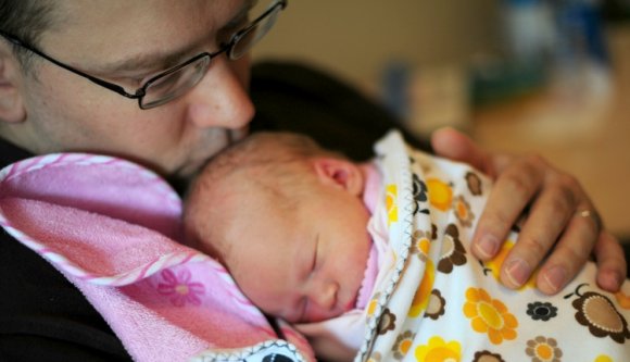 20 nap szabadot kaphatnak az apák a gyerek születésekor