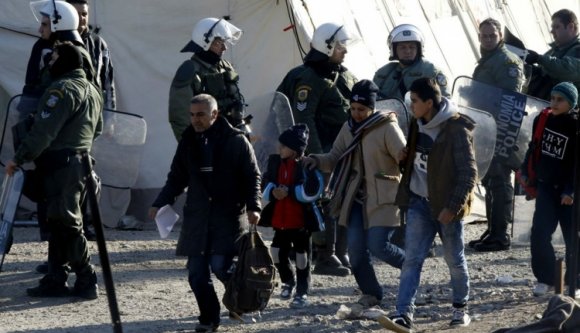 Elkezdték visszaküldeni Törökországba a migránsokat