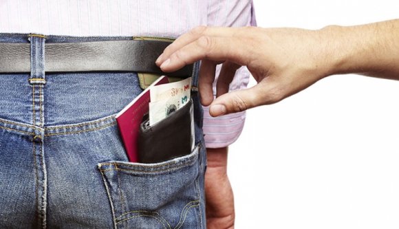 Munka közben rabolták ki az ellenőrt a piacon