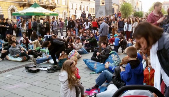 Tömegeket vonzott a zene az utcára