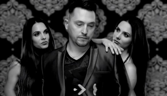 Ákos dalban csap oda a sajtóhiénáknak (VIDEÓ)