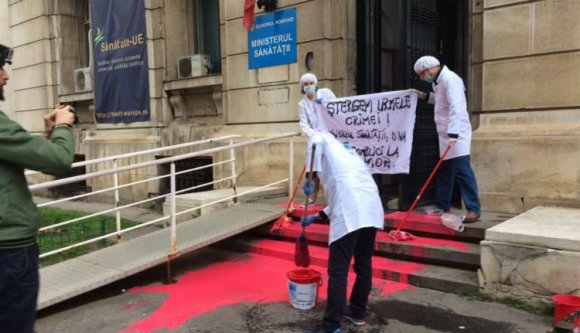 Tüntetésekbe torkollik az egészségügyi botrány