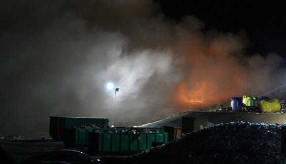Valószínűleg gyújtogatók miatt lángol a pataréti szeméttelep Kolozsváron