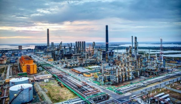 Romániai mindennapok: lefoglalt az ügyészség egy finomítót