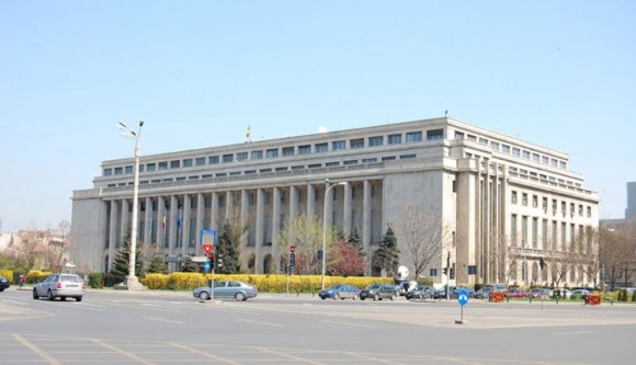 Felgyújtotta magát egy férfi a kormány épülete előtt