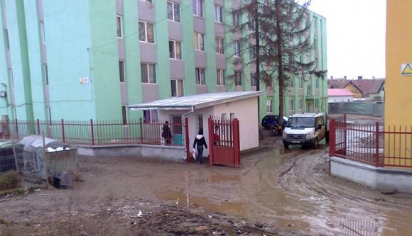 Diszkriminál, nem véd a szociális lakásokat „védő” kerítés