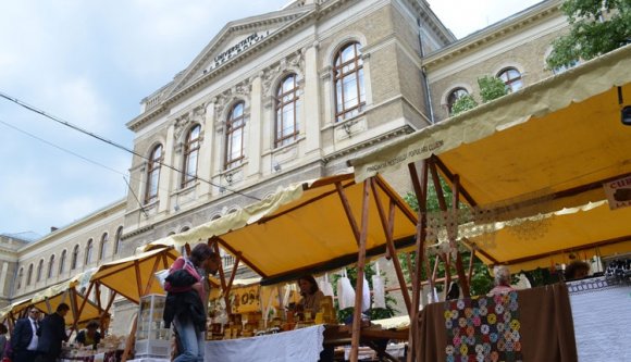 Bazár az egyetem árnyékában