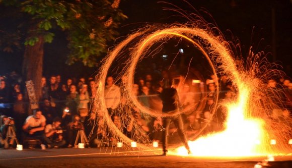 Tűzzsonglőrök ámították a fényevőket