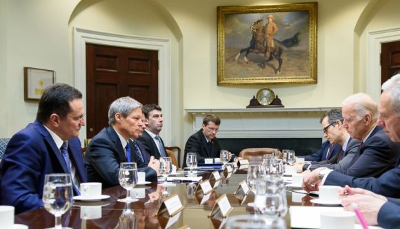 Támogatást ígér és reformokat kér Washington