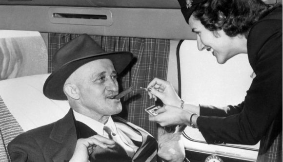 Ki akarta nyitni a repülőajtót, hogy rágyújtson