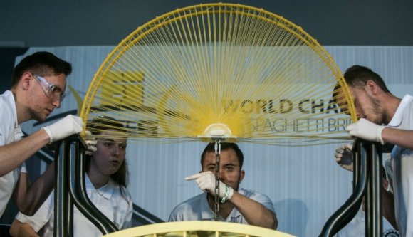 Kolozsvári magyar diákok építették a legerősebb spagettihidat