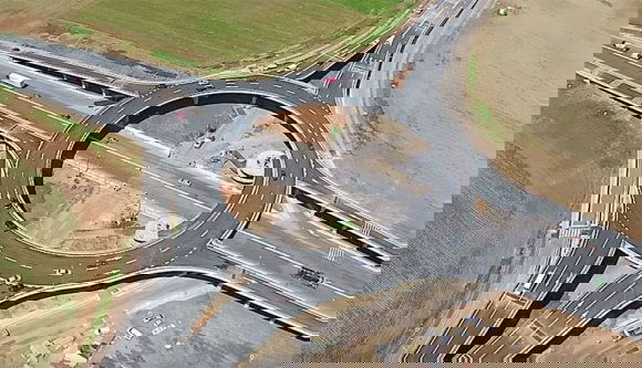 Így néz ki az ország első felfüggesztett körforgalma (VIDEÓ)