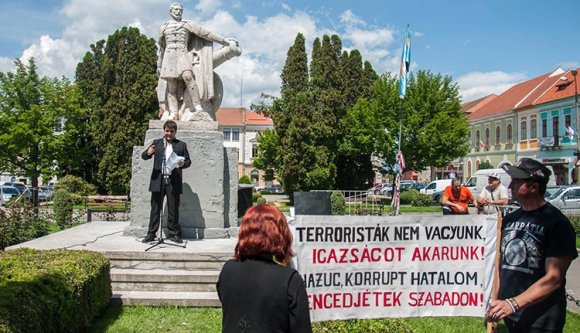 Háromszázan tüntettek Beke és Szőcs mellett