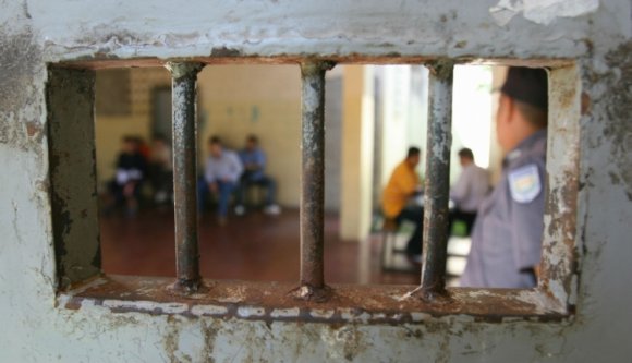 Felgyújtotta celláját egy rab Craiován