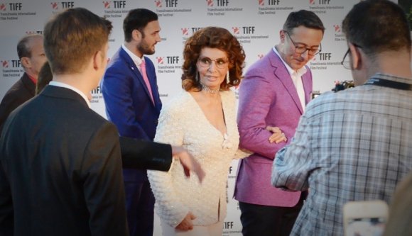 Így vonult Sophia Loren a TIFF vörös szőnyegén (VIDEÓ)