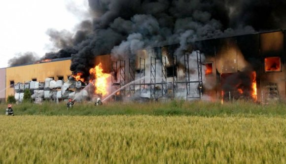 Elhunyt egy tűzoltó egy cipőraktár oltása közben