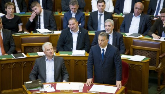 Orbán: nemzetközi erők „importálják” a migránsokat