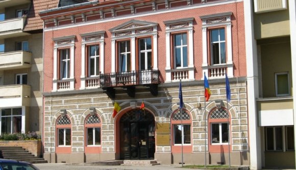 Derogál a gyaloglás a Kovászna megyei prefektusnak