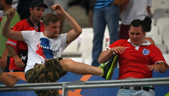 Még egy balhé, és repülnek az oroszok az Eb-ről